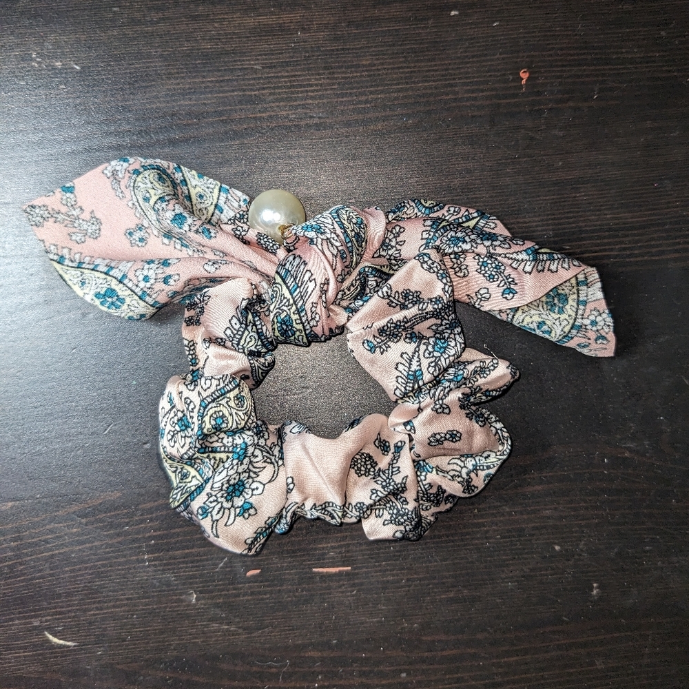 Scrunchie - paisley with pearl